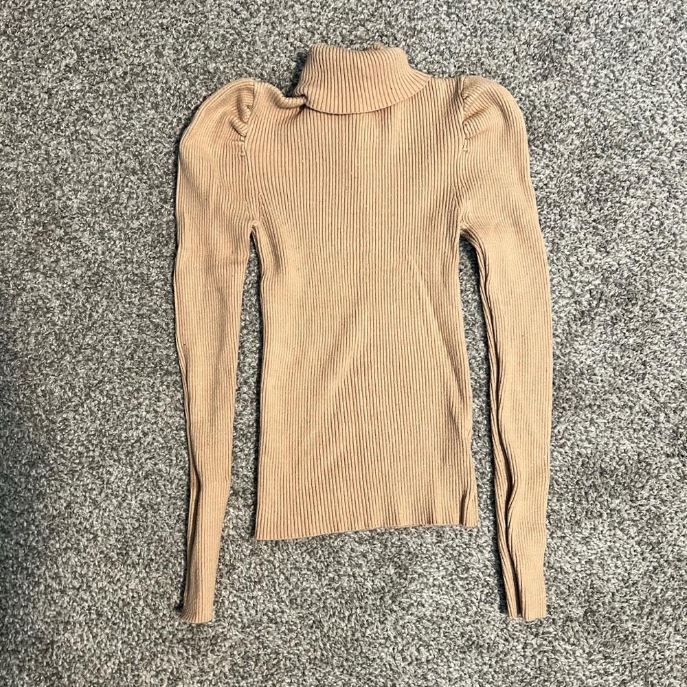 Small turtle neck. Camel color.